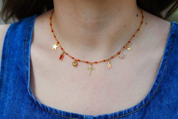 Collier doré perles rouges